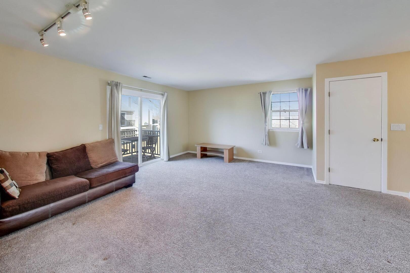 2122 Southwind Circle #8-4, Schaumburg, IL 60194