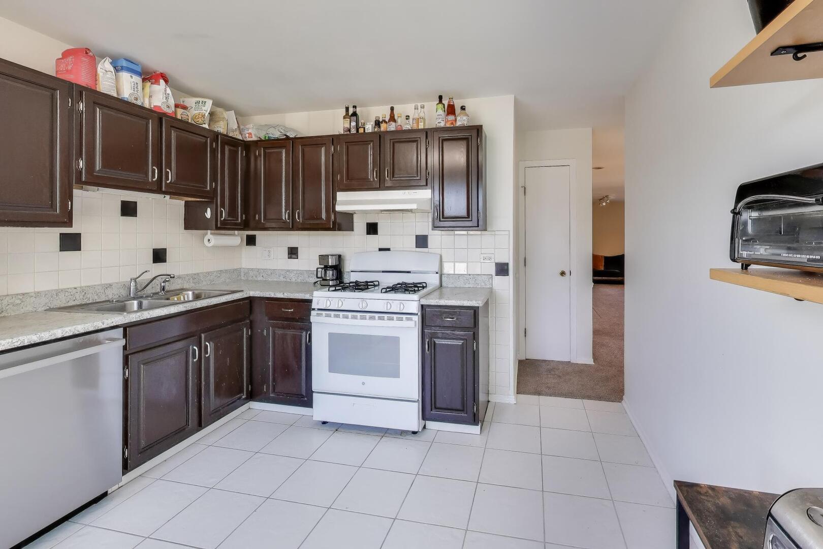 2122 Southwind Circle #8-4, Schaumburg, IL 60194