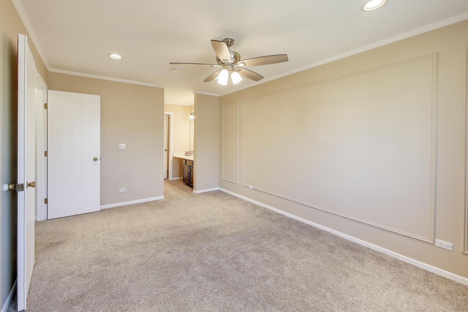 2122 Southwind Circle #8-4, Schaumburg, IL 60194