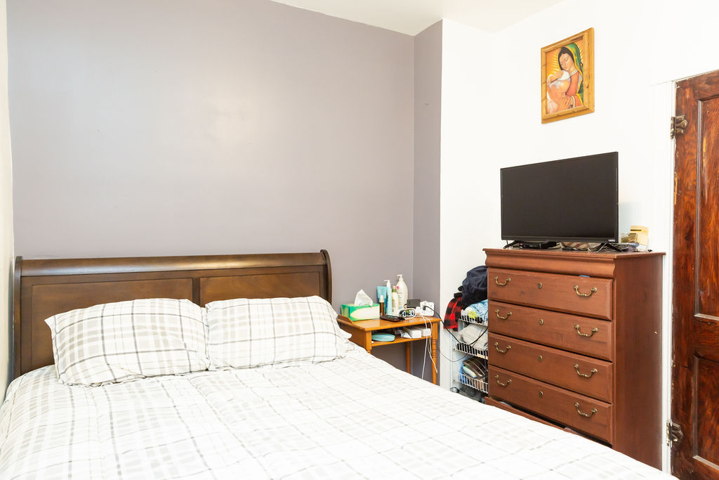 5752 S Whipple Street, Chicago, IL 60629