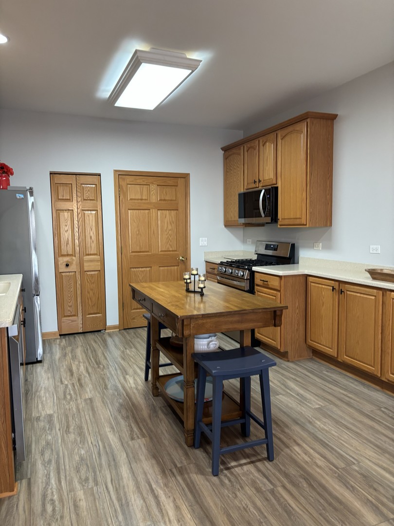 16300 Crescent Lake Drive, Crest Hill, IL 60403