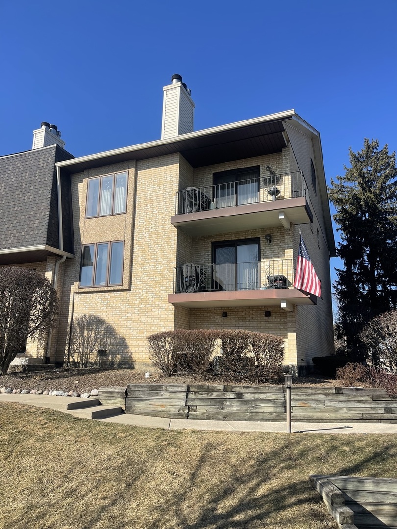 9169 Del Prado Drive #2E, Palos Hills, IL 60465