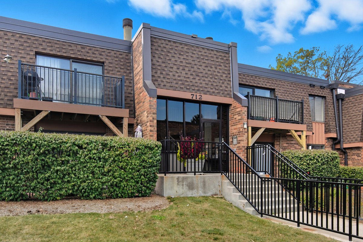 712 TIPPERARY Court #1C, Schaumburg, IL 60193