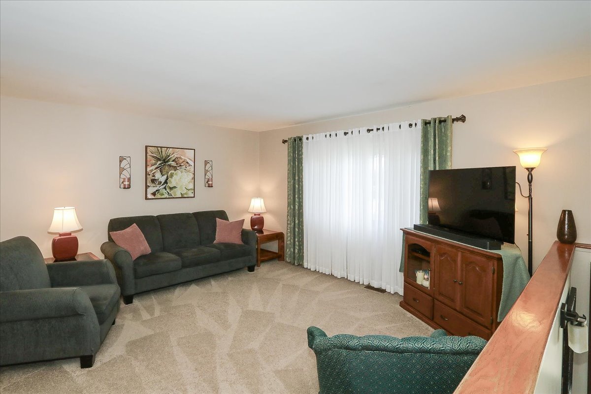 1335 Gentry Road, Hoffman Estates, IL 60169