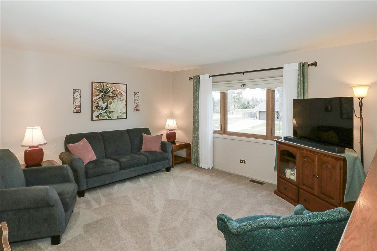 1335 Gentry Road, Hoffman Estates, IL 60169