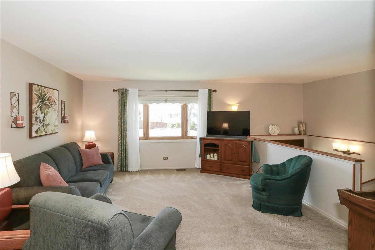 1335 Gentry Road, Hoffman Estates, IL 60169