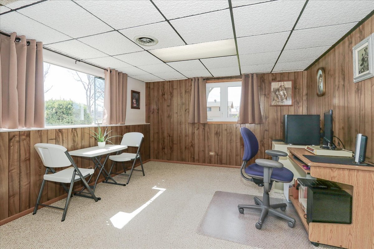 1335 Gentry Road, Hoffman Estates, IL 60169