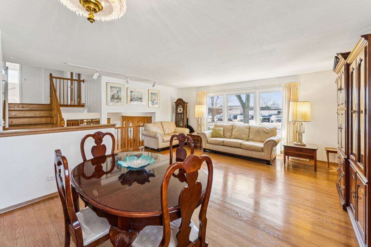 719 N Forest Avenue, Mount Prospect, IL 60056