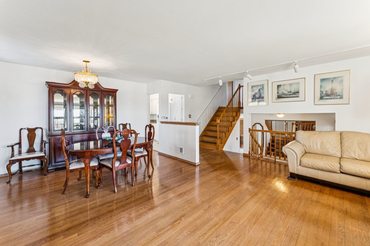 719 N Forest Avenue, Mount Prospect, IL 60056