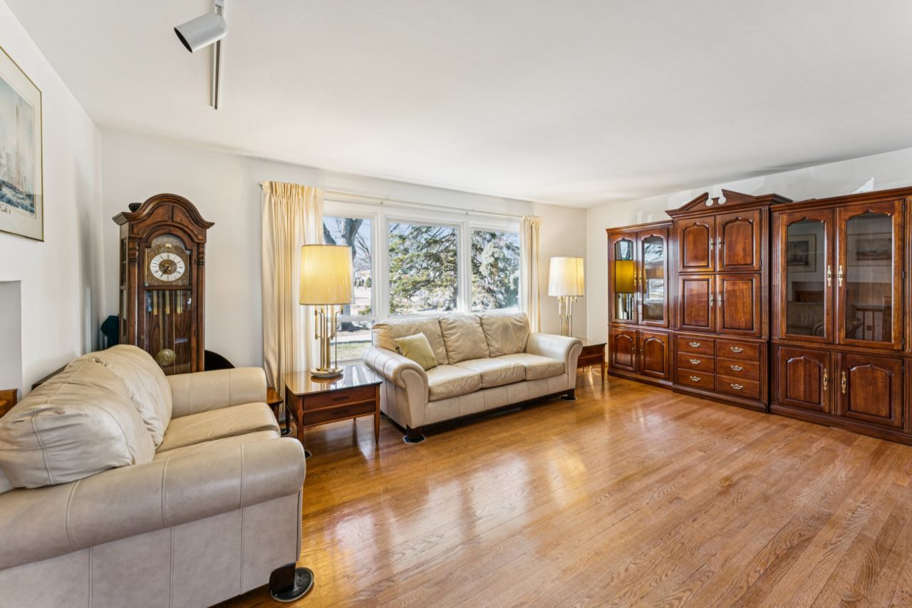 719 N Forest Avenue, Mount Prospect, IL 60056