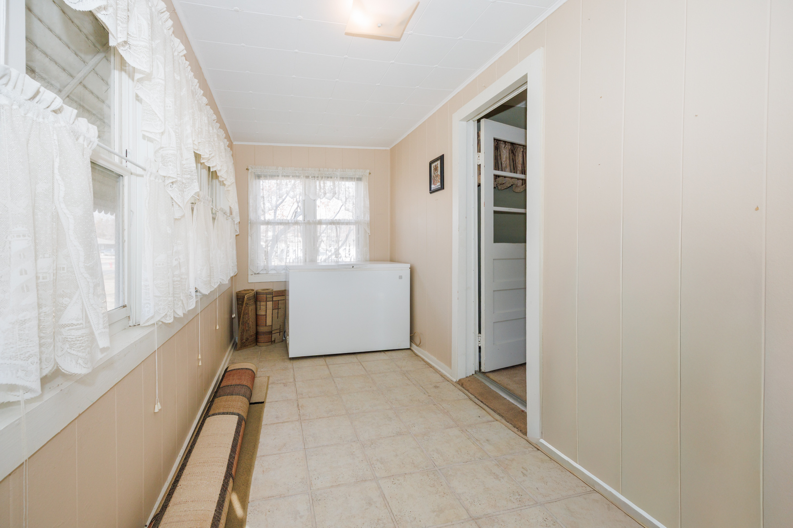 220 N Locust Street, Wapella, IL 61777