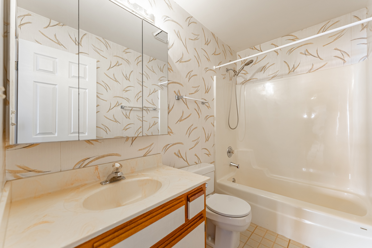 319 W Streamwood Boulevard, Streamwood, IL 60107