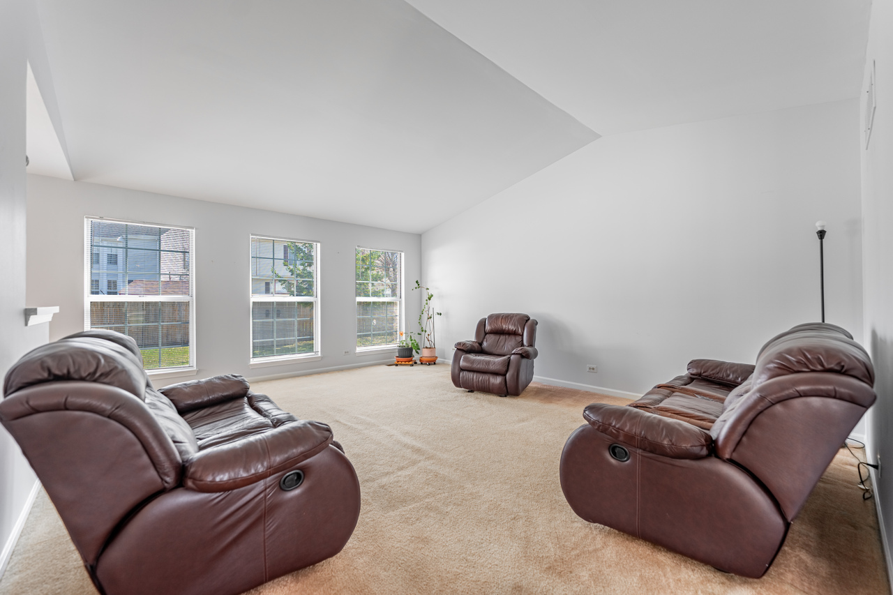 319 W Streamwood Boulevard, Streamwood, IL 60107