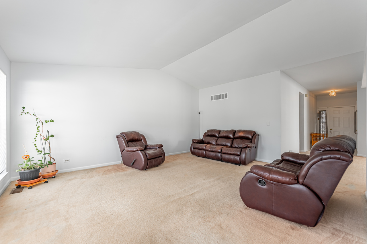 319 W Streamwood Boulevard, Streamwood, IL 60107