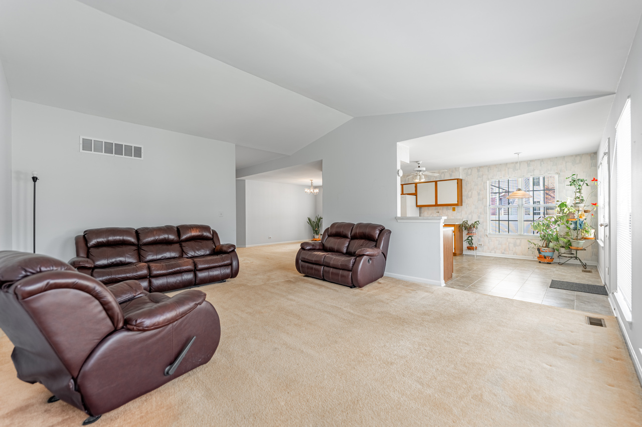 319 W Streamwood Boulevard, Streamwood, IL 60107