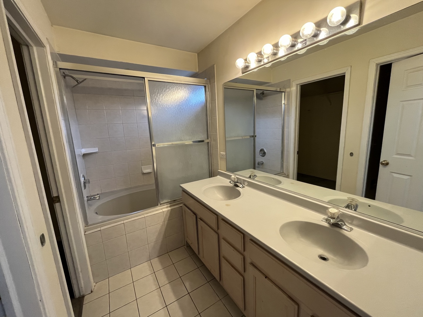 246 Homewood Drive, Bolingbrook, IL 60440