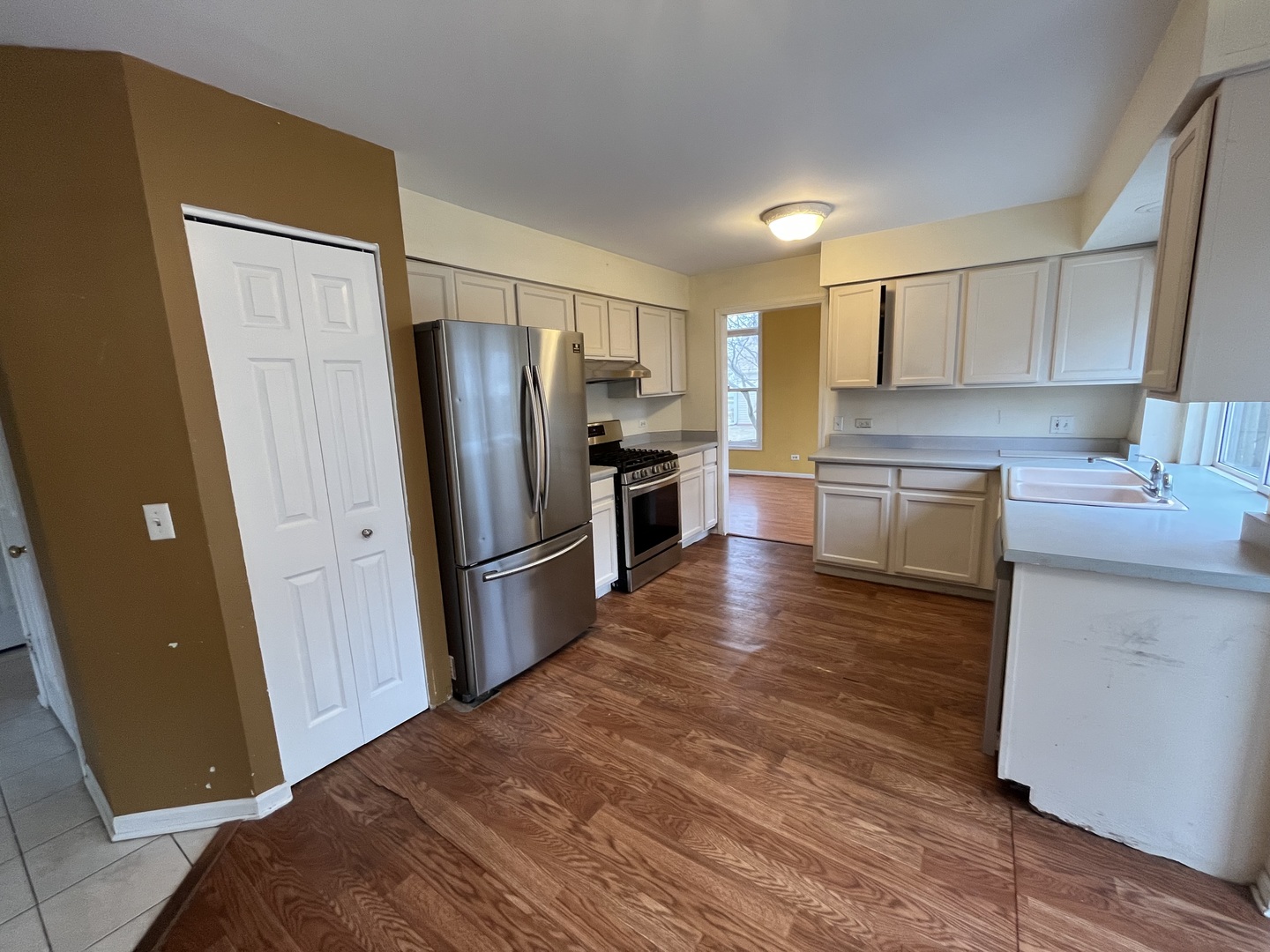 246 Homewood Drive, Bolingbrook, IL 60440