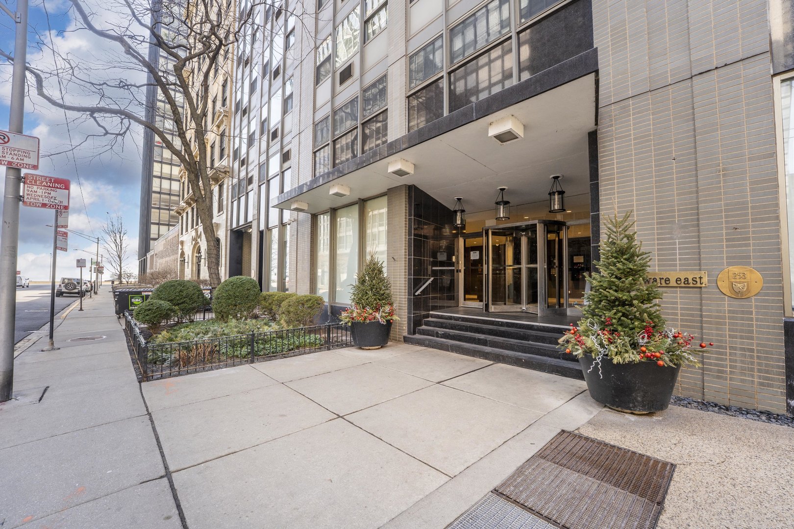 253 E Delaware Place #4E, Chicago, IL 60611