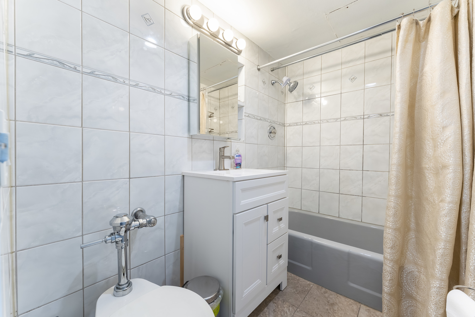 253 E Delaware Place #4E, Chicago, IL 60611