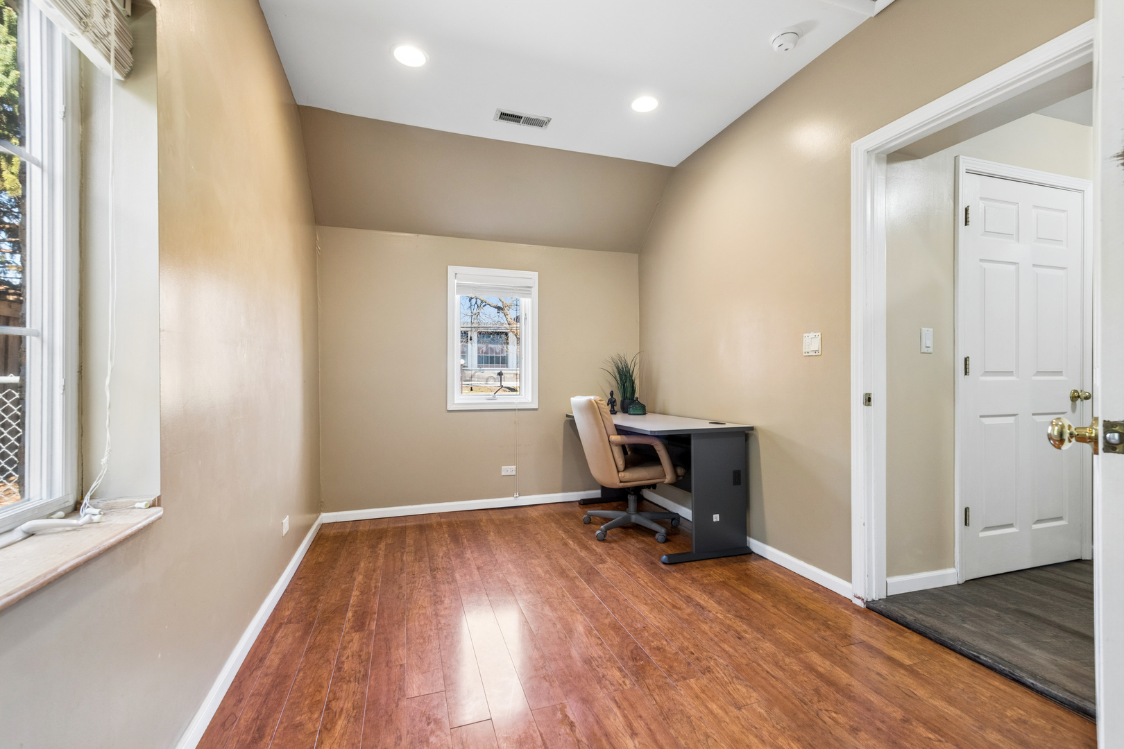 23 W ALGONQUIN Road, Des Plaines, IL 60016