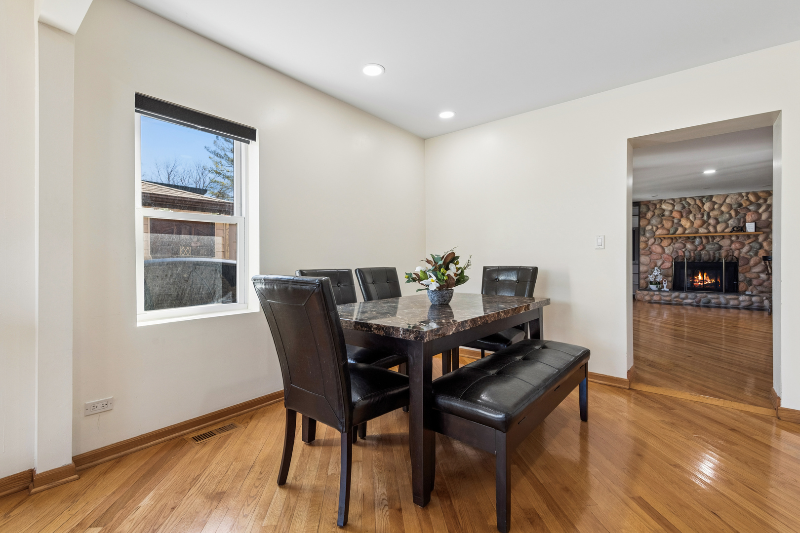 23 W ALGONQUIN Road, Des Plaines, IL 60016