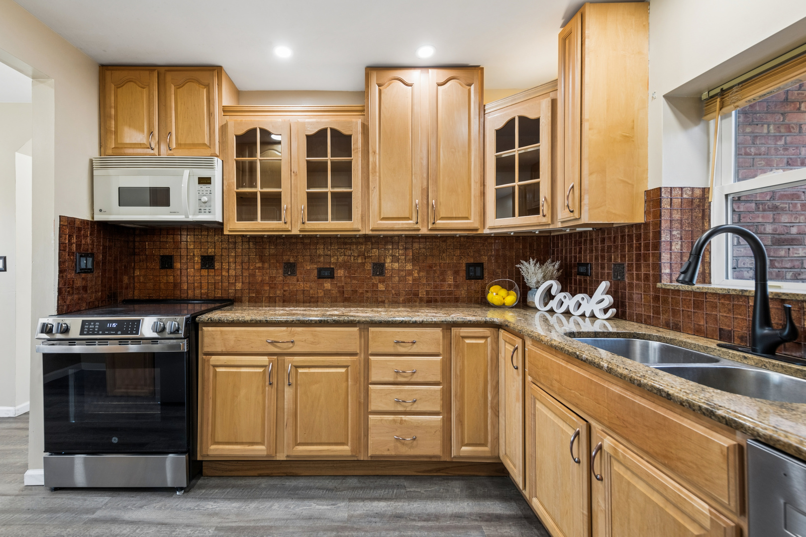 23 W ALGONQUIN Road, Des Plaines, IL 60016