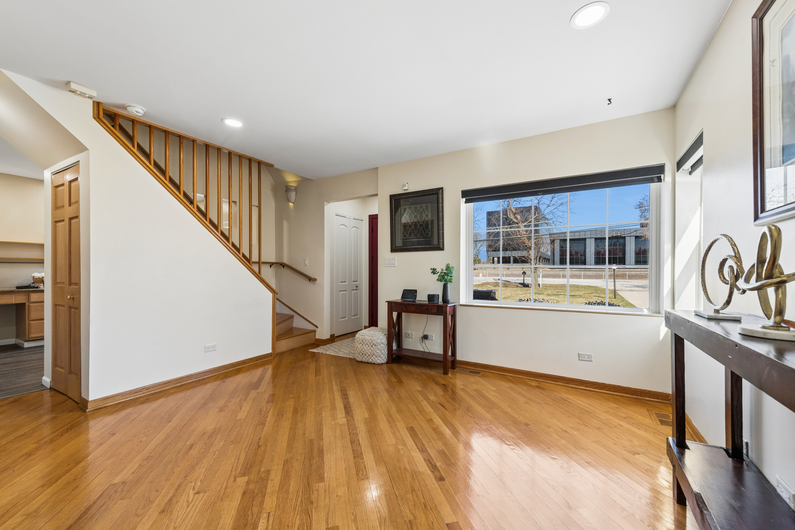 23 W ALGONQUIN Road, Des Plaines, IL 60016