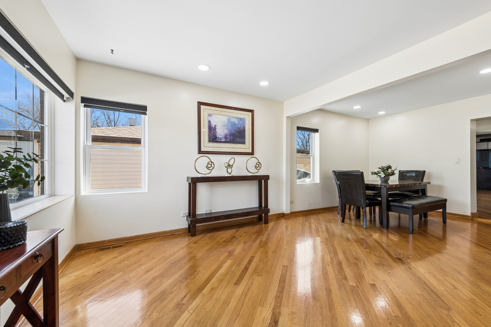 23 W ALGONQUIN Road, Des Plaines, IL 60016