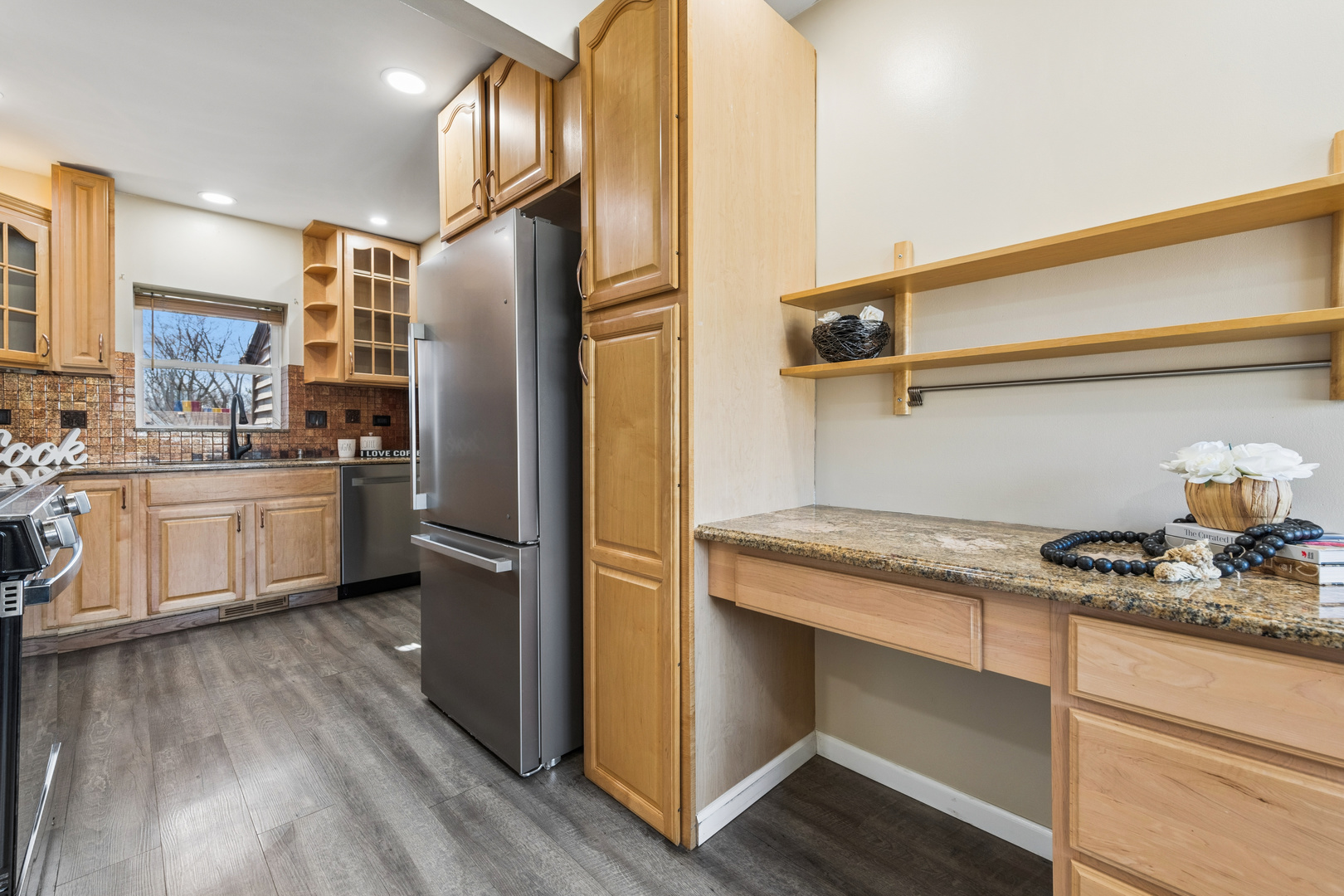 23 W ALGONQUIN Road, Des Plaines, IL 60016