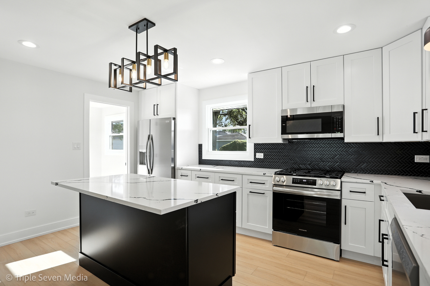 8053 Newland Avenue, Burbank, IL 60459