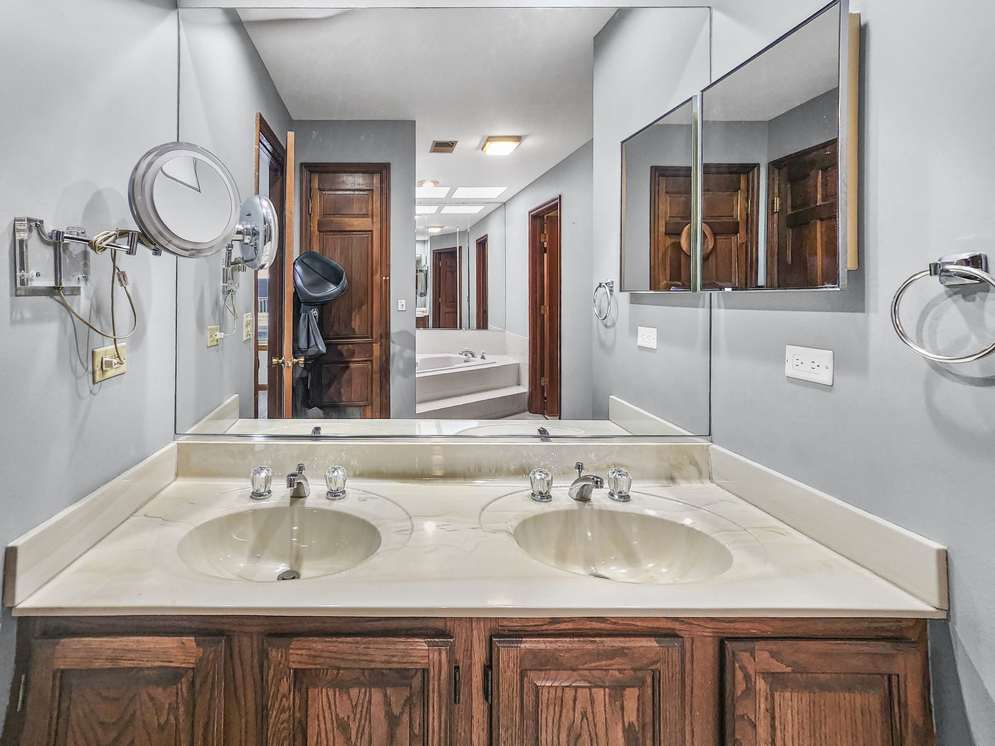 1525 Kendal Court, Arlington Heights, IL 60004