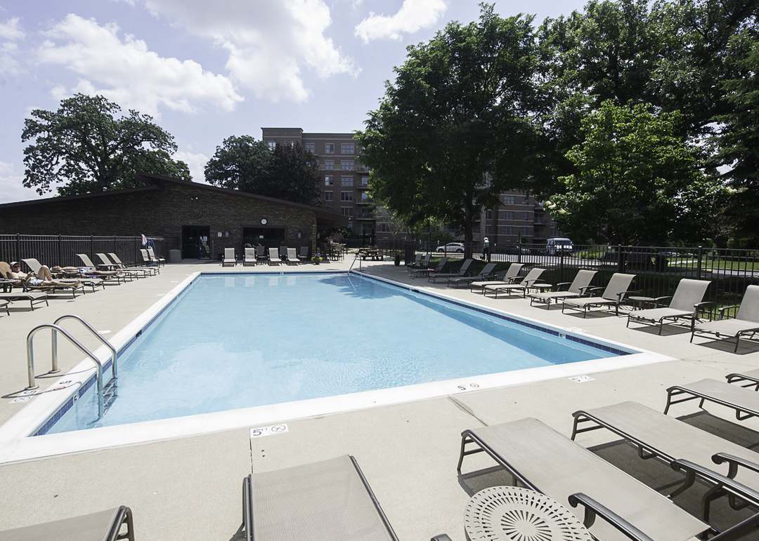 120 Lakeview Drive #110, Bloomingdale, IL 60108