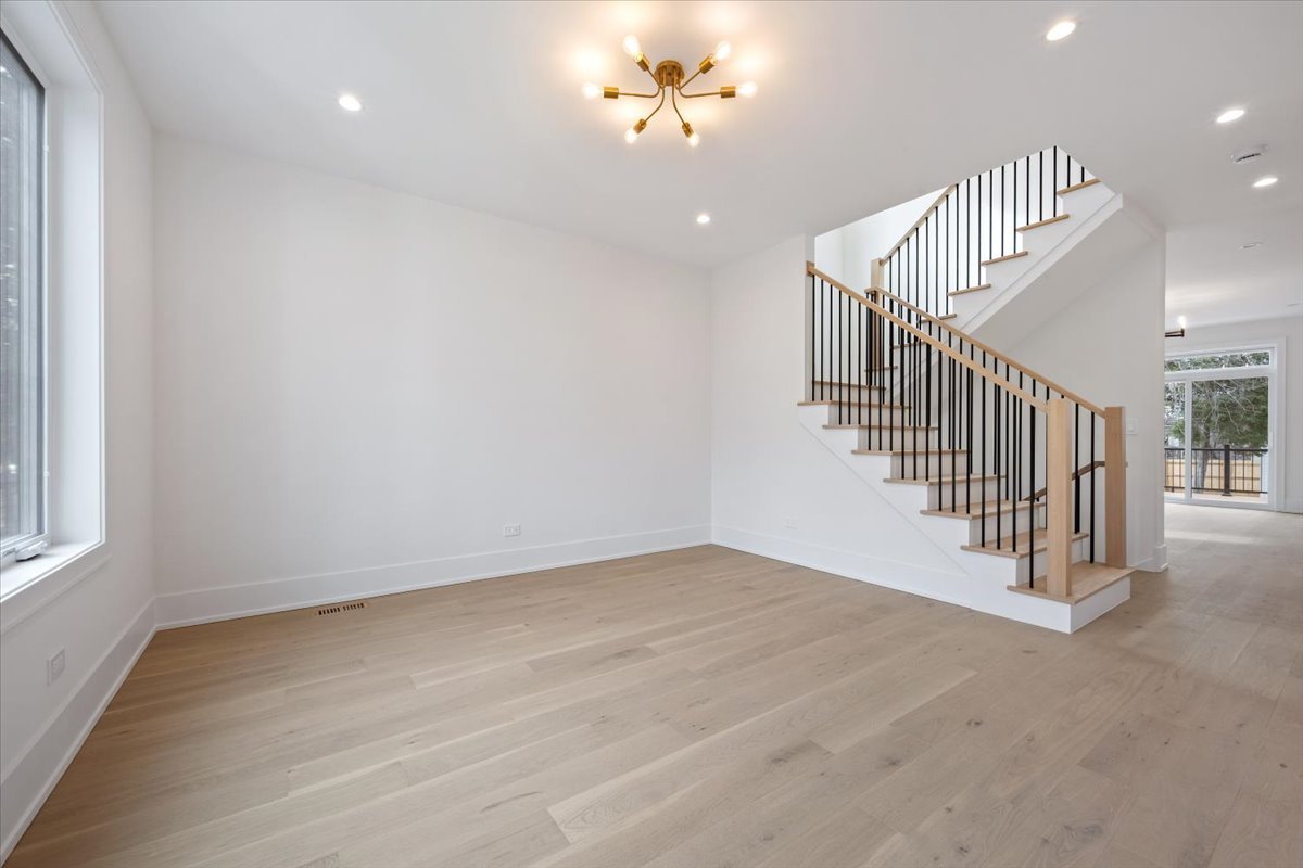 1042 Dewey Avenue, Evanston, IL 60202