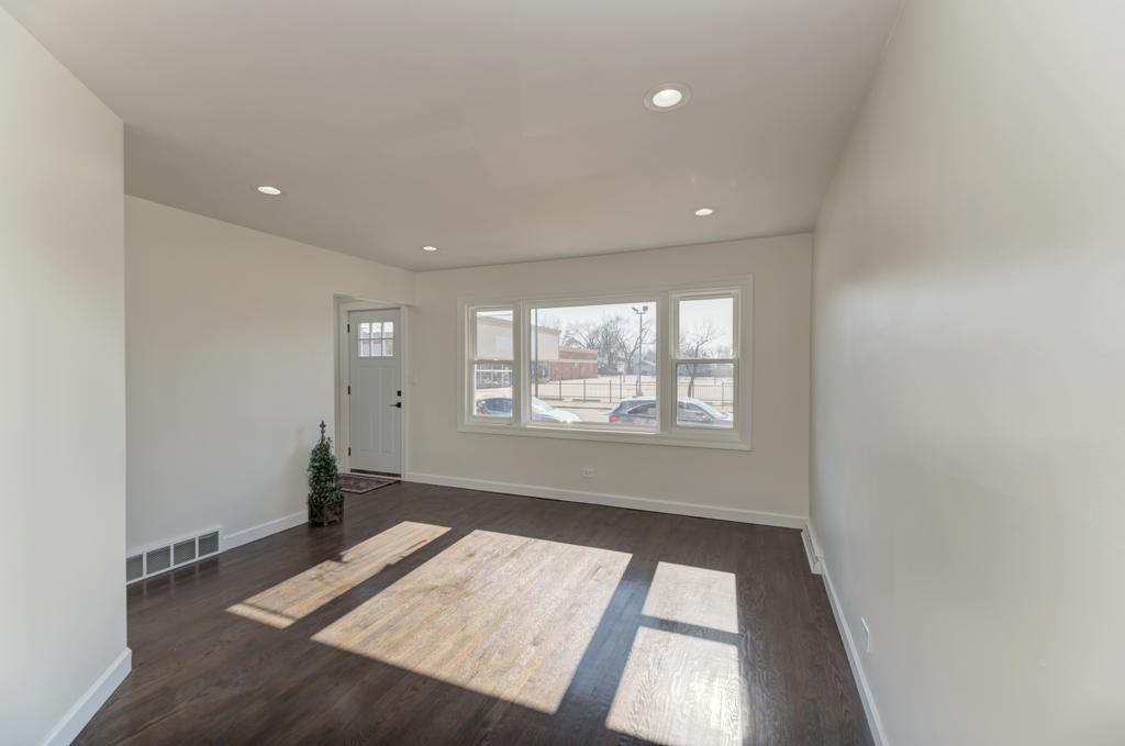 6218 W Foster Avenue, Chicago, IL 60630