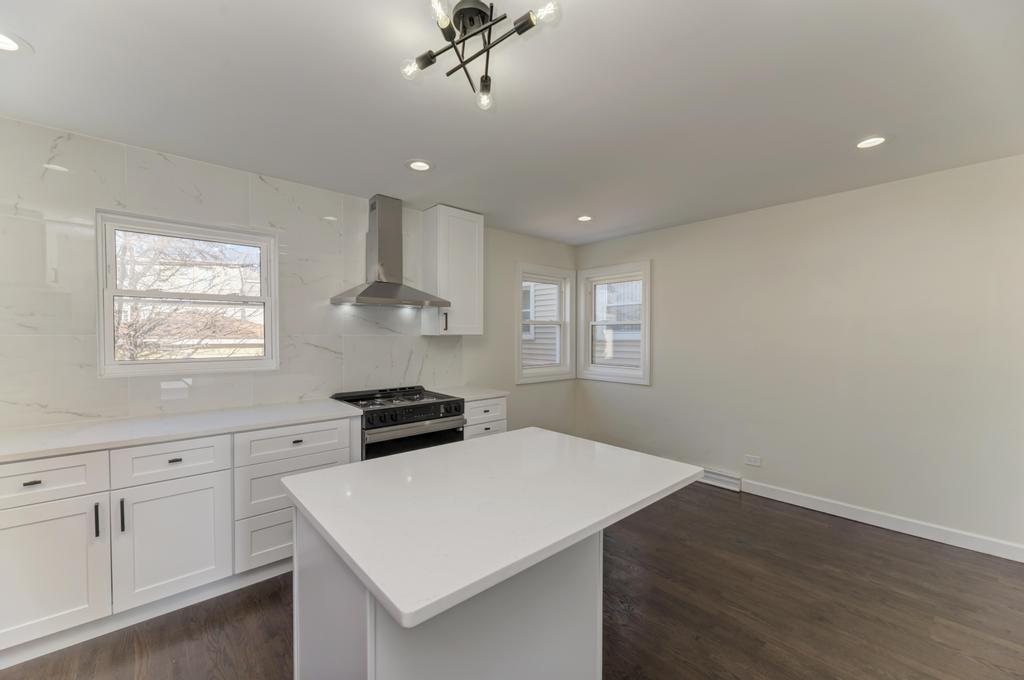 6218 W Foster Avenue, Chicago, IL 60630