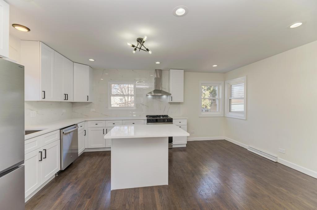 6218 W Foster Avenue, Chicago, IL 60630