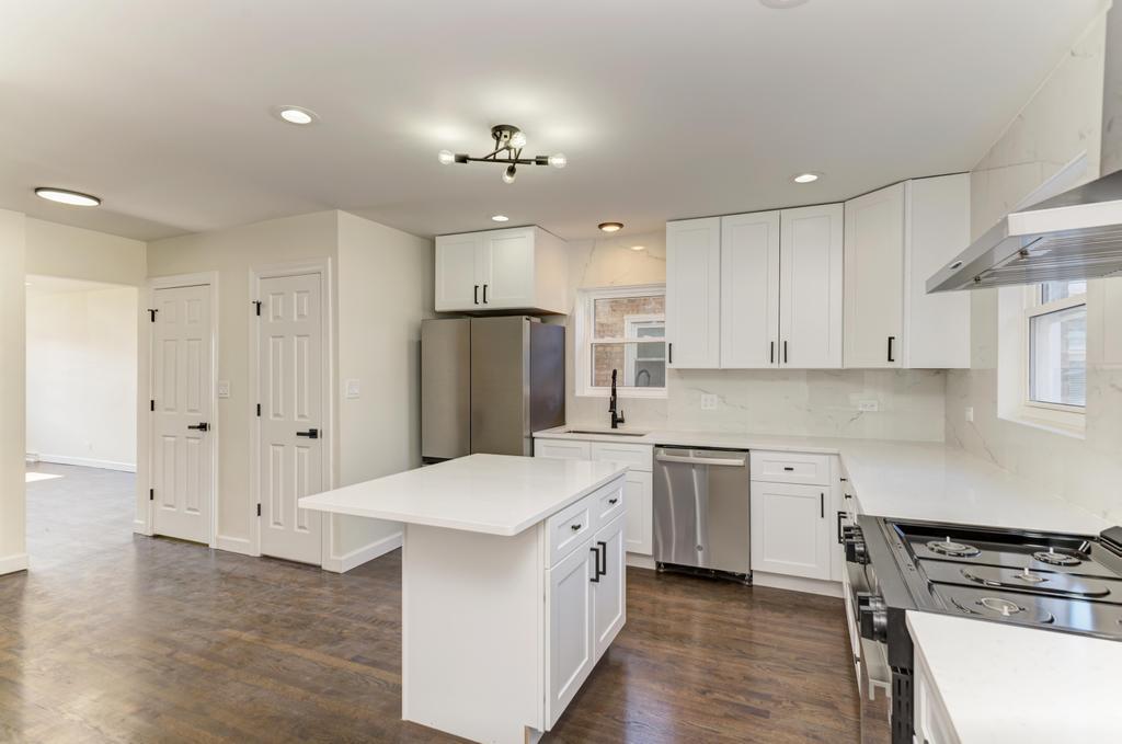 6218 W Foster Avenue, Chicago, IL 60630