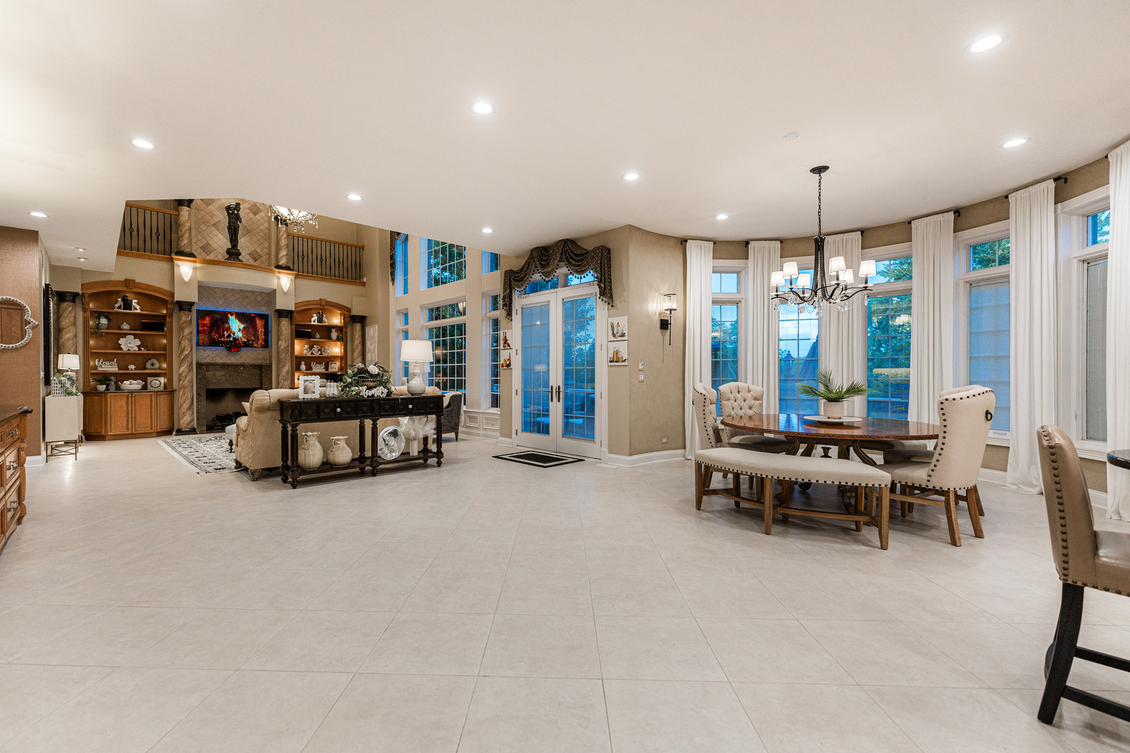 147 Los Lagos Drive, Bloomingdale, IL 60108