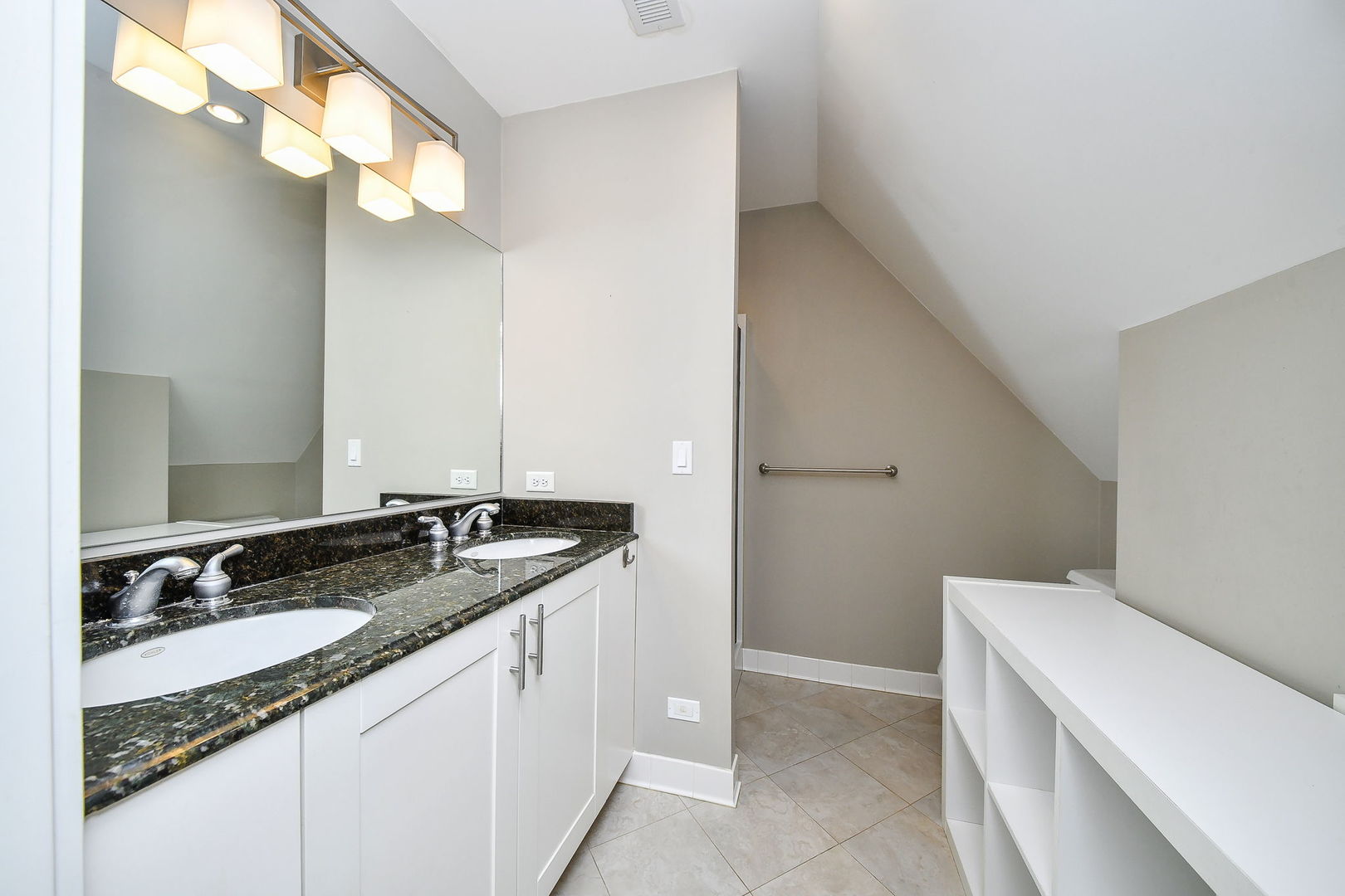 825 Albert Avenue, Sycamore, IL 60178