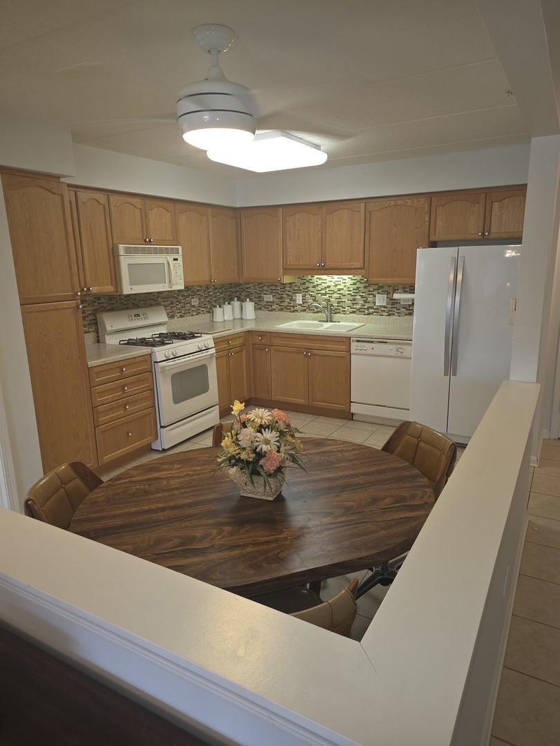 6815 N MILWAUKEE Avenue #201, Niles, IL 60714