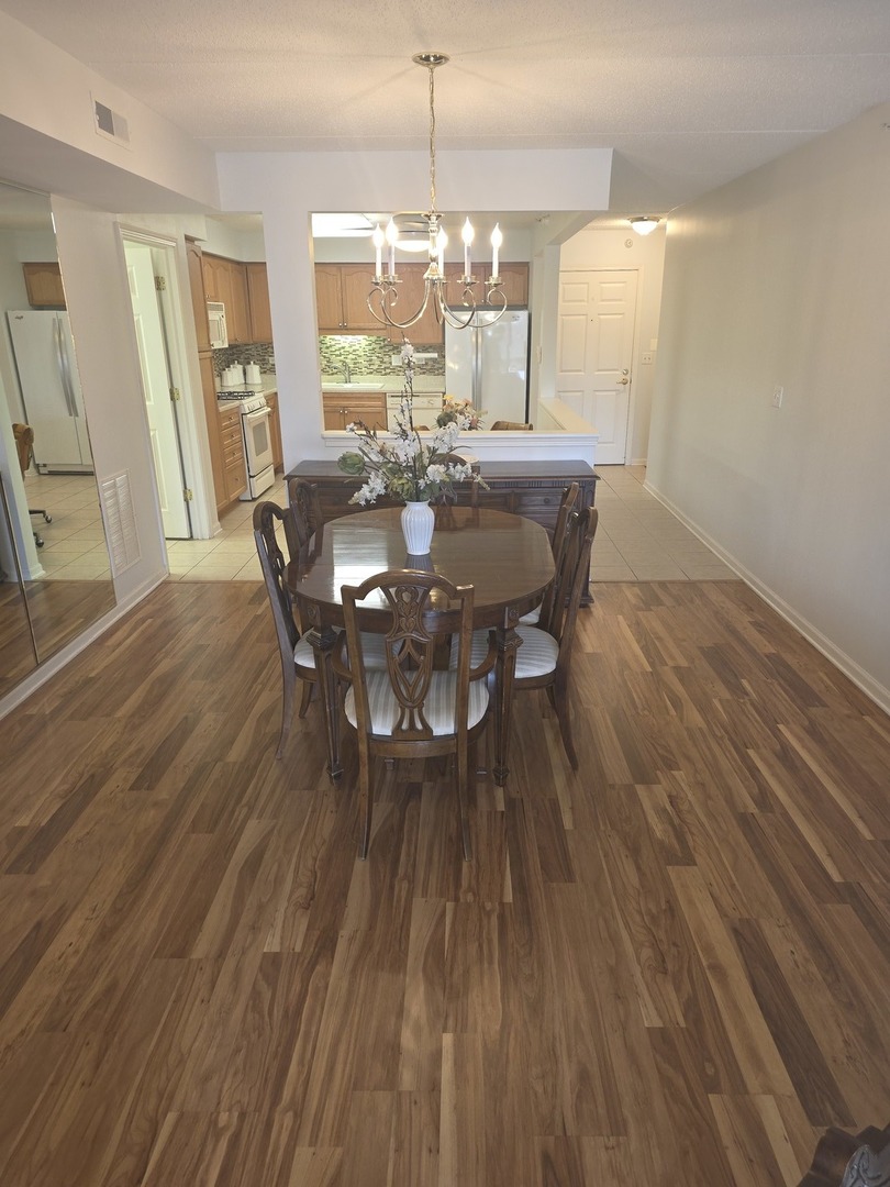 6815 N MILWAUKEE Avenue #201, Niles, IL 60714