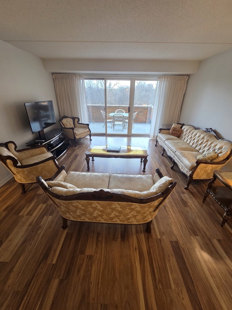 6815 N MILWAUKEE Avenue #201, Niles, IL 60714