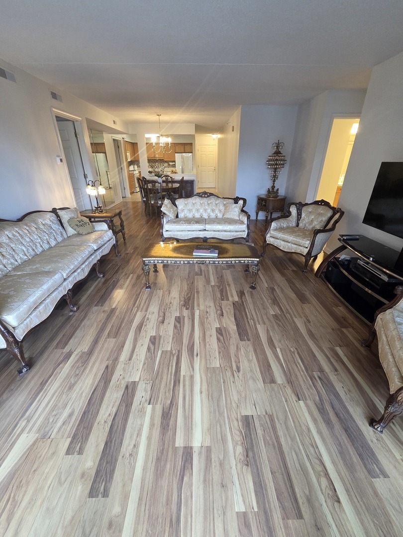 6815 N MILWAUKEE Avenue #201, Niles, IL 60714