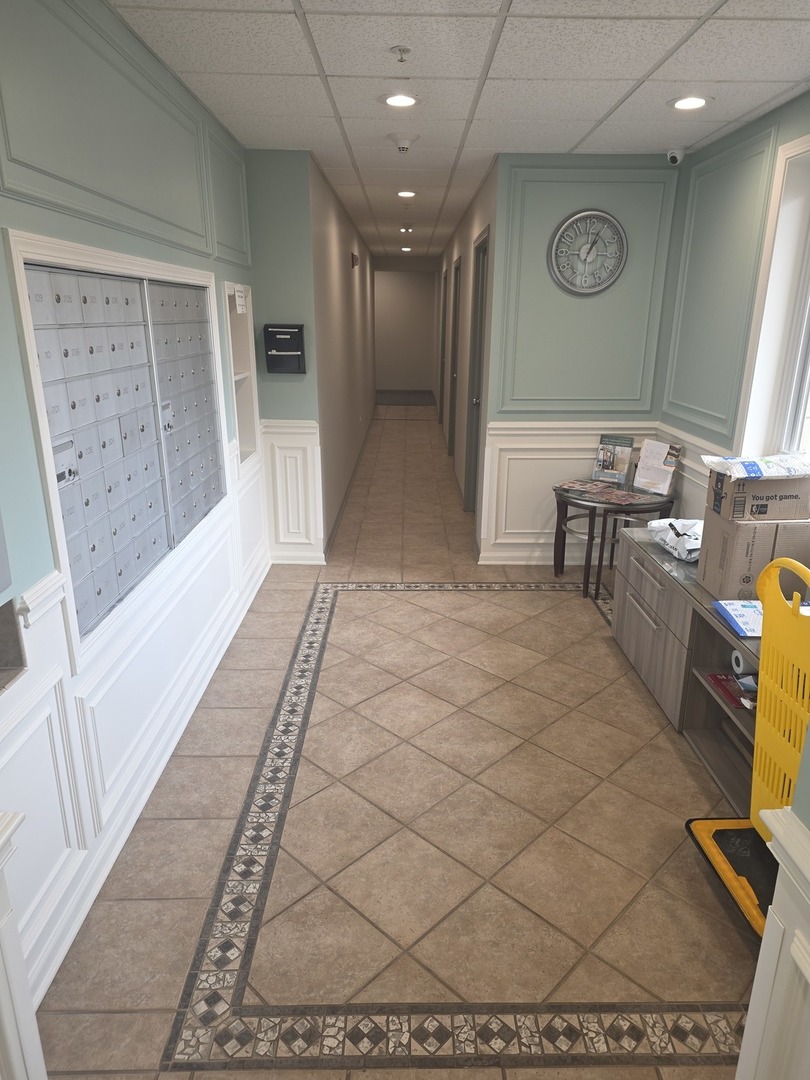 6815 N MILWAUKEE Avenue #201, Niles, IL 60714