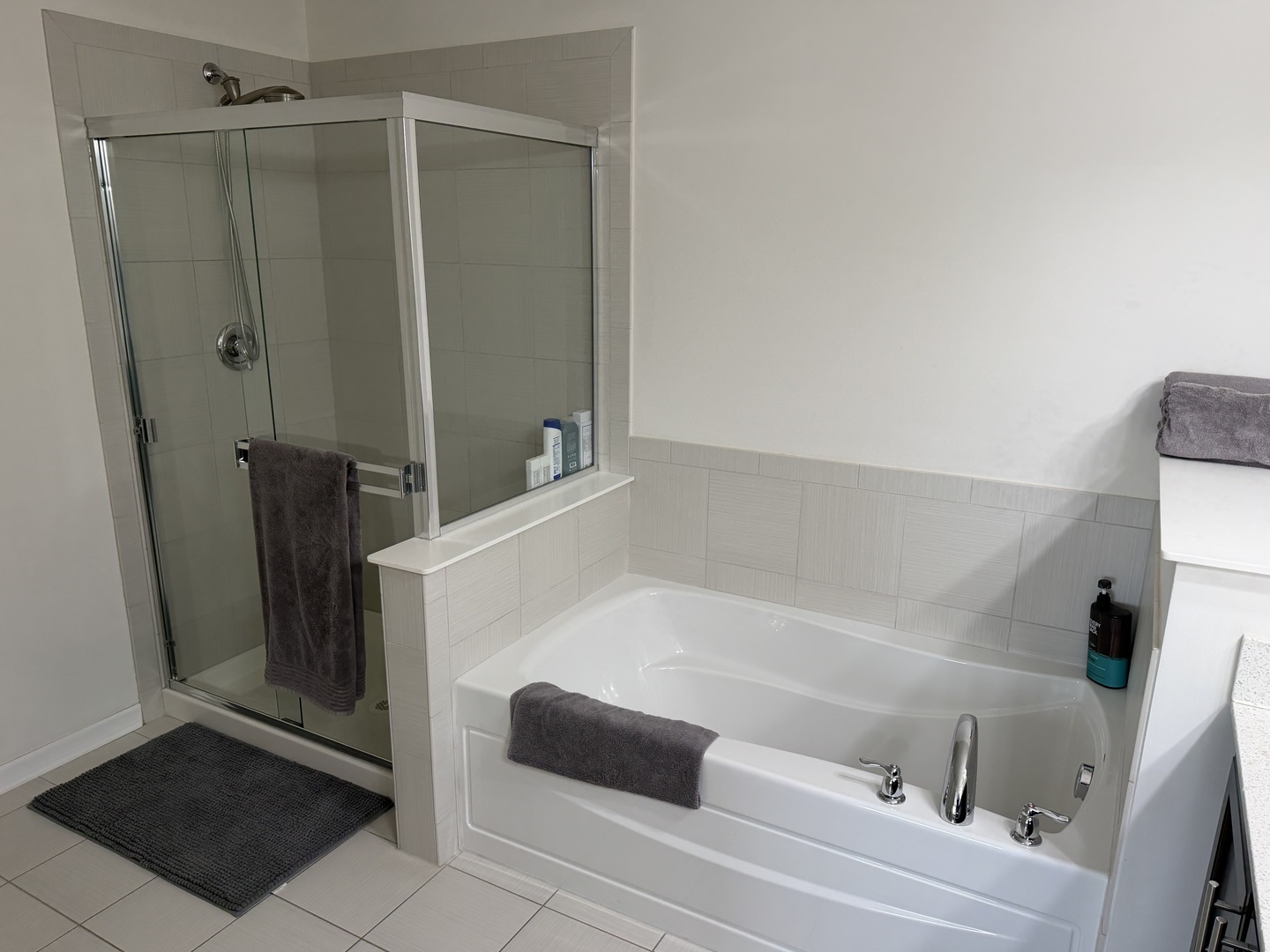 4194 Royal Mews Circle, Naperville, IL 60564