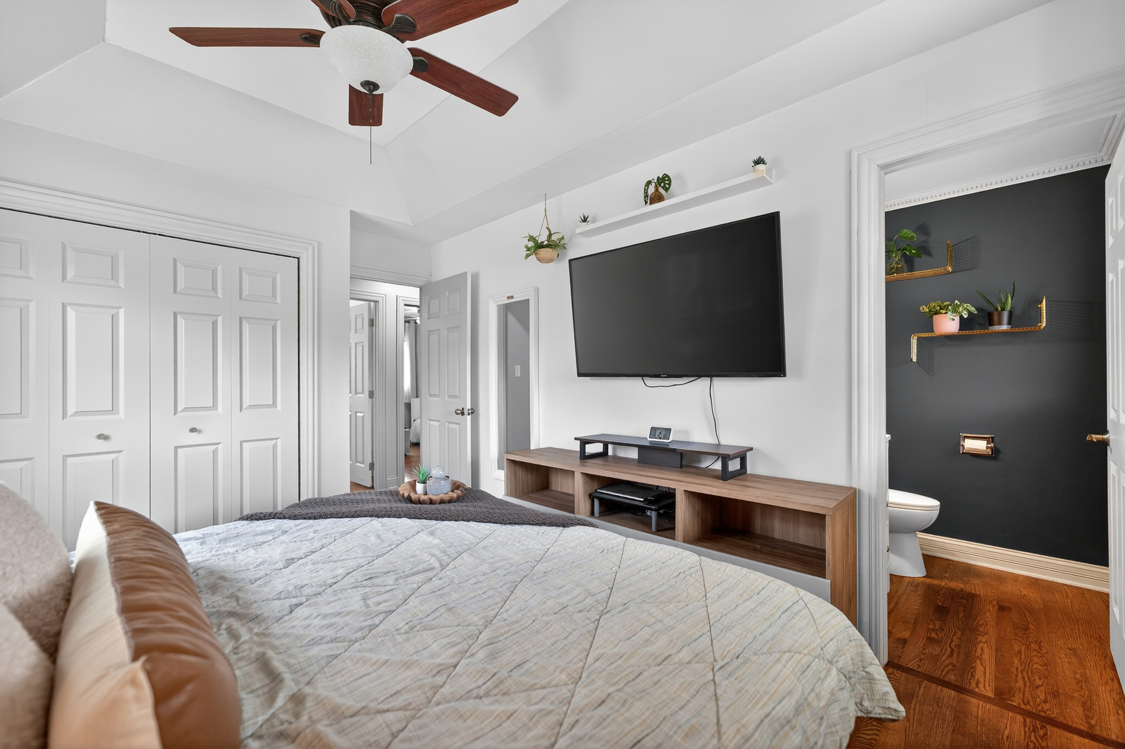 547 S Poplar Avenue, Elmhurst, IL 60126