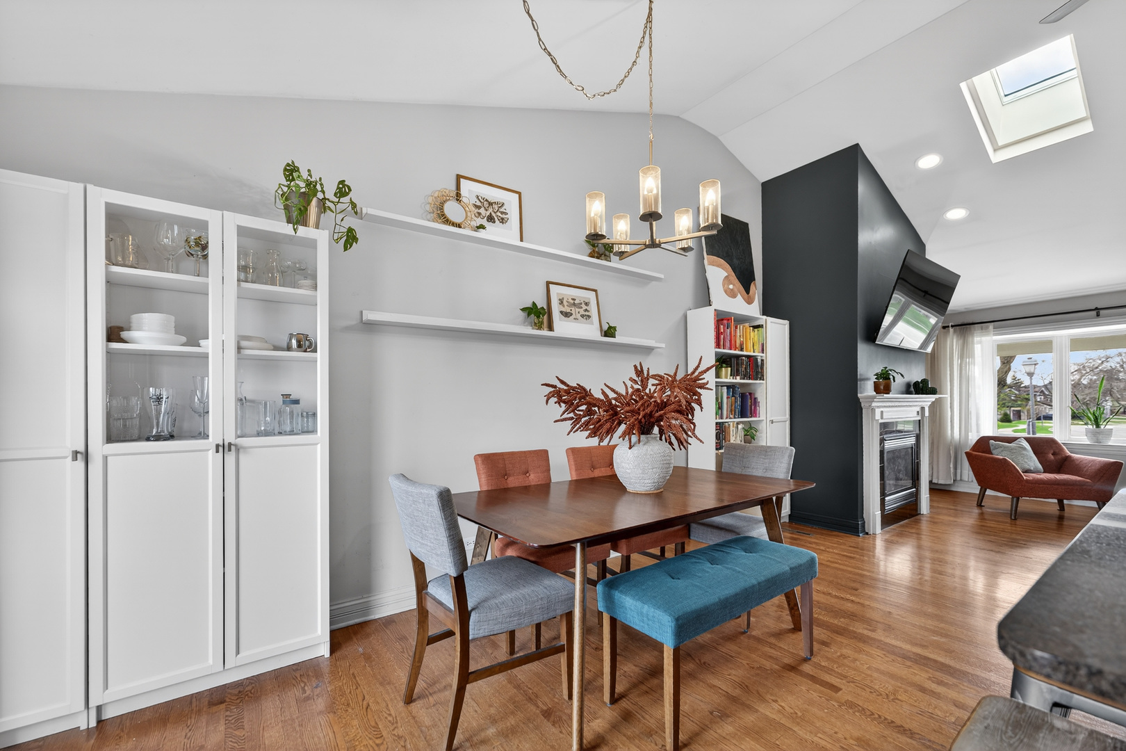 547 S Poplar Avenue, Elmhurst, IL 60126