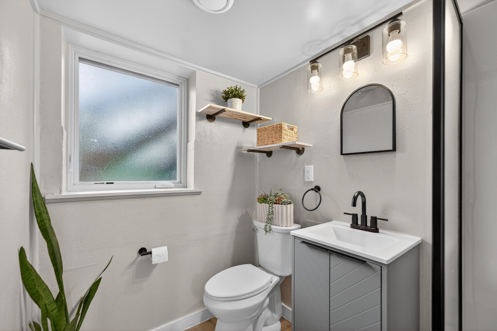 547 S Poplar Avenue, Elmhurst, IL 60126