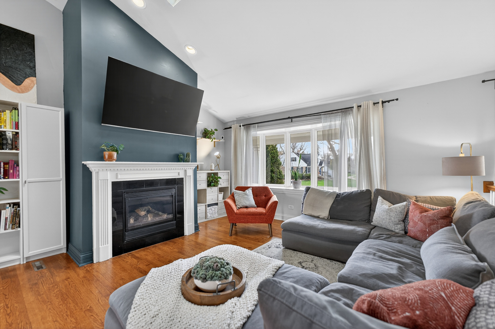 547 S Poplar Avenue, Elmhurst, IL 60126