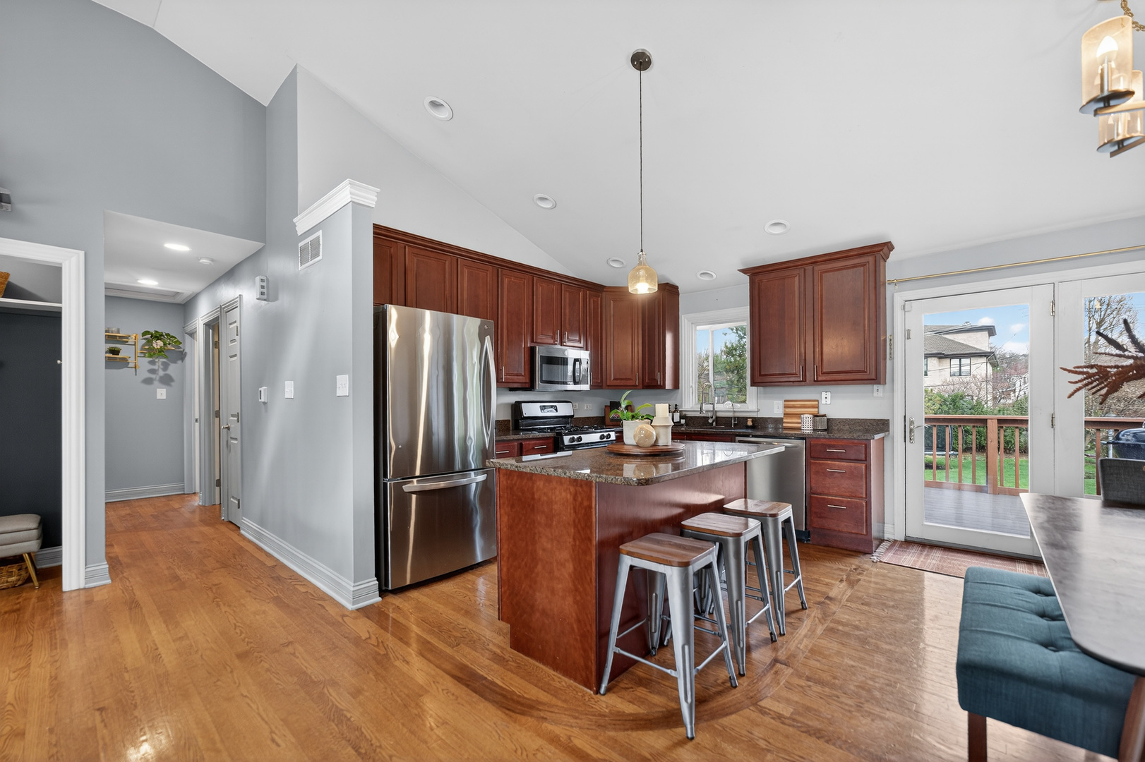 547 S Poplar Avenue, Elmhurst, IL 60126